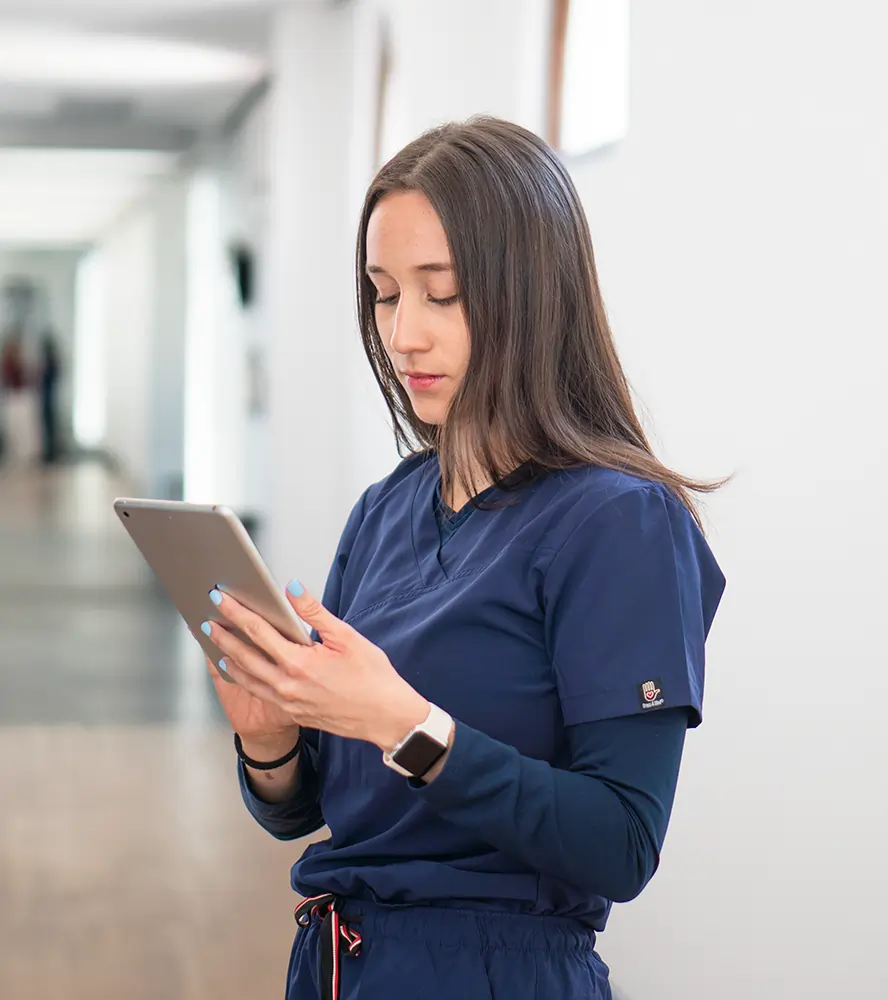 Blanca Morales revisando datos nutricionales